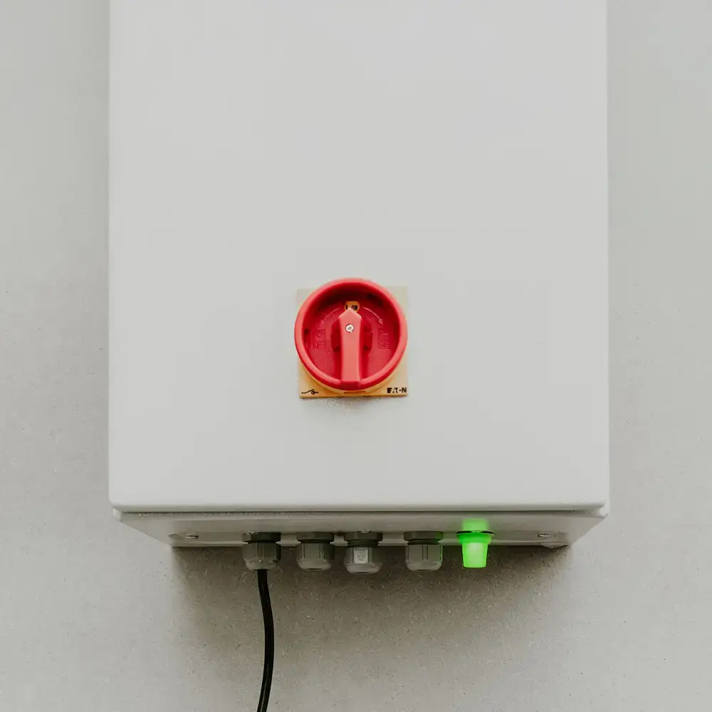 nivoled-9000-green-signallight-control-cabinet.webp